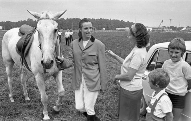 Viljandi State Farm s milkmaid Leida Peips 5546343 22.07.1975 The Viljandi State Farm, Viljandi district, Estonian SSR. Milkmaid Leida Peips, right, with her sister Aita at the farm s equestrian school. Valeriy Shustov Sputnik Estonia  Copyright: xValeriyxShustovx
