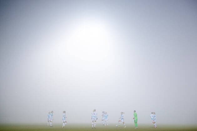 Sport Themen der Woche KW48 Sport Bilder des Tages 211130 The match is interrupted due to fog during the FIFA Women s World Cup Qualifier football match between Armenia and Norway on November 30, 2021 in Yerevan. Photo: Vegard Grott BILDBYRAN kod VG VG0208 bbeng fotball soccer football fotboll FIFA World Cup, WM, Weltmeisterschaft, Fussball qualifiers vm-kvalifisering kvinner vm kvalik landskamp dam norge norway armenia jerevan *** 211130 The match is interrupted due to fog during the FIFA Women s World Cup Qualifier football match between Armenia and Norway on November 30, 2021 in Yerevan Photo Vegard Grott BILDBYRAN kod VG VG0208 bbeng fotball soccer football fotboll fifa world cup qualifiers vm kvalifisering kvinnor vm kvalik landskamp dam norway norway armenia jerevan,  Copyright: VEGARDxGRoTT BB211130VG068