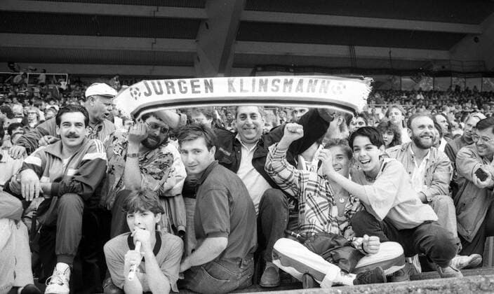 27.07.91 VfB Stuttgart - Inter Mailand Deutschland, Stuttgart, 27.07.1991, Fussball, Bundesliga, Testspiel, VfB Stuttgart - Inter Mailand (2:1): Inter Mailand Fans mit Jürgen Klinsmann Schal. *** 27 07 91 VfB Stuttgart Inter Milan Germany, Stuttgart, 27 07 1991, Football, Bundesliga, Test match, VfB Stuttgart Inter Milan 2 1 Inter Milan fans with Jürgen Klinsmann scarf