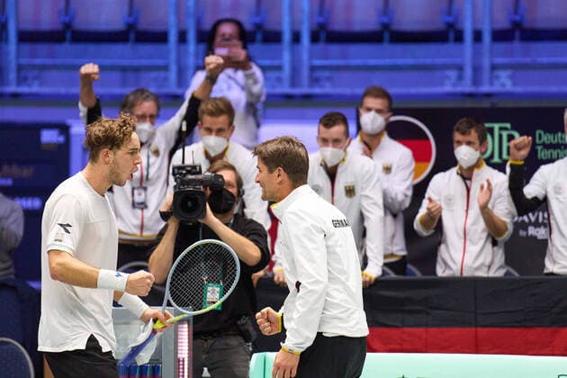 Sport Themen der Woche KW48 Sport Bilder des Tages Jan-Lennard Struff (GER) celebrates with Michael Kohlmann (Davis Cup Team Captain) after the match point against Cameron Norrie (GBR) in Germany-Great Britain quartfinal of mens Tennis Davis Cup by Rakuten Finals in Innsbruck, Austria, Nov 30, 2021 Season 2021 2022, Jan-Lennard STRUFF (GER) won 7-6, 3-6, 6-2