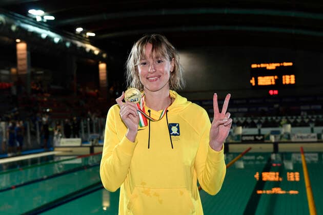 Sport Themen der Woche KW48 Sport Bilder des Tages Federica Pellegrini shows the gold medal won in the 200m Stile Freestyle Women, her last career race. Riccione 30 11 2021 Stadio del Nuoto Campionati Italiani Assoluti di Nuoto in Vasca Corta Photo Andrea Staccioli Deepbluemedia Insidefoto andreaXstaccioli