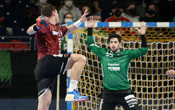 Mijajlo Marsenic, Torwart Yahav Shamir Aktion Spielszene Zweikampf Handball Euroleague European League Herren Saison 2021 2022 30.11.2021 Füchse Berlin vs. Pfadi Winterthur
