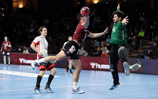 Milos Vujovic, Torwart Yahav Shamir Aktion Spielszene Zweikampf Handball Euroleague European League Herren Saison 2021 2022 30.11.2021 Füchse Berlin vs. Pfadi Winterthur
