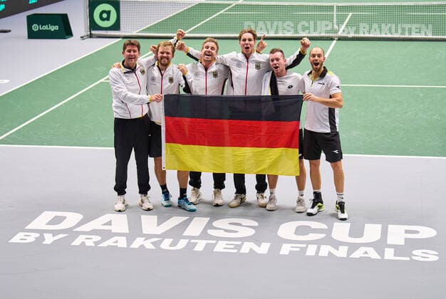 Sport Themen der Woche KW48 Sport Bilder des Tages Kevin Krawietz and Tim Pütz (GER) celebrate with the team the win of the double match against Joe Salisbury Neal Skupski (GBR) of Germany-Great Britain at quartfinal of mens Tennis Davis Cup by Rakuten Finals in Innsbruck, Austria, Nov 30, 2021 Season 2021 2022, Krawietz Pütz won 7-6,7-6