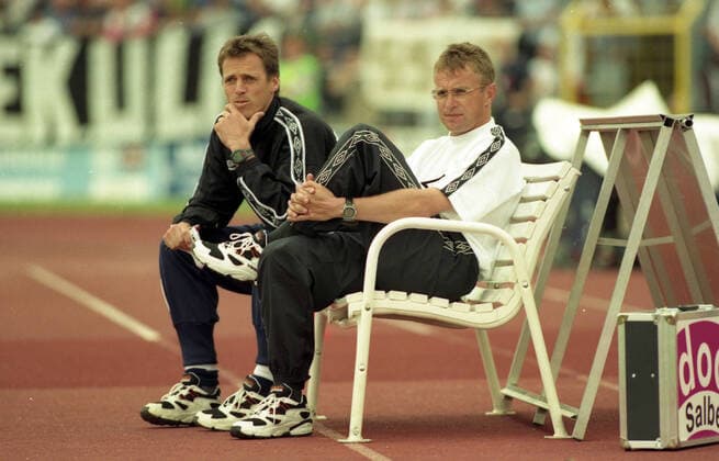 02.08.98 SSV Ulm 1846 - SG Wattenscheid 09 Deutschland, Ulm, 02.08.1998, Fussball, 2. Bundesliga, SSV Ulm 1846 - SG Wattenscheid 09 (2:0): v.l. Rolf Baumann (Co-Trainer SSV Ulm 1846), Ralf Rangnick (Trainer SSV Ulm 1846). *** 02 08 98 SSV Ulm 1846 SG Wattenscheid 09 Germany, Ulm, 02 08 1998, Football, 2 Bundesliga, SSV Ulm 1846 SG Wattenscheid 09 2 0 v l Rolf Baumann Co Trainer SSV Ulm 1846 , Ralf Rangnick Trainer SSV Ulm 1846