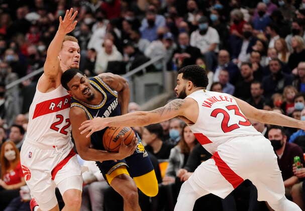 Sport Themen der Woche KW48 Sport Bilder des Tages November 30, 2021, TORONTO, ON, CANADA: Memphis Grizzlies guard De Anthony Melton (0) drives between Toronto Raptors guard Malachi Flynn (22) and Toronto Raptors guard Fred VanVleet (23) during first half NBA, Basketball Herren, USA basketball action in Toronto on Tuesday, November 30, 2021. Canada News - November 30, 2021  - ZUMAc35_ 20211130_zaf_c35_101 Copyright: xNathanxDenettex