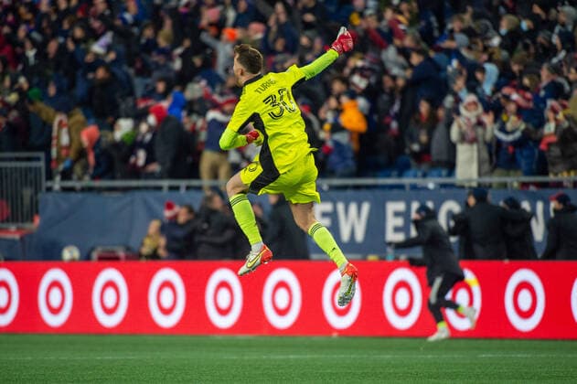 November 30, 2021, Foxborough, Massachusetts, USA: New England Revolution goalkeeper MATT TURNER 30 celebrates a late overtime goal during a MLS, Fussball Herren, USA cup playoff game at Gillette Stadium in Foxborough, MA. New York City FC defeats New England Revolution 2-2 (5-3) Penalties Foxborough USA - ZUMAs192 20211130_zap_s192_001 Copyright: xMarkxSmithx