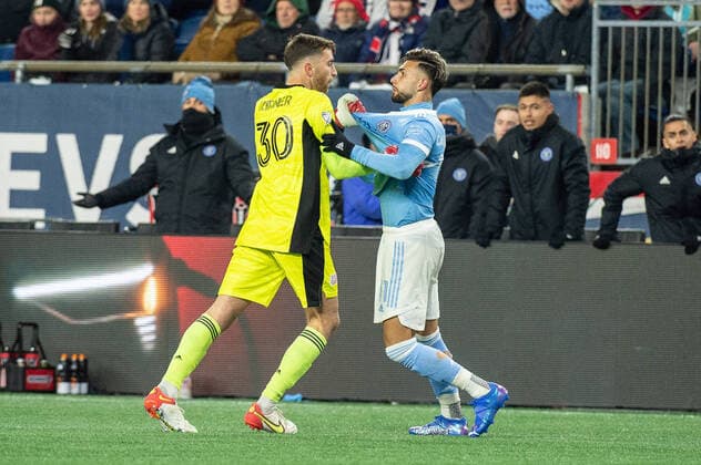 Sport Themen der Woche KW48 Sport Bilder des Tages November 30, 2021, Foxborough, Massachusetts, USA: New England Revolution goalkeeper MATT TURNER 30 fights with New York City FC midfielder VALENTIN CASTELLANOS 11 aduring a MLS, Fussball Herren, USA cup playoff game at Gillette Stadium in Foxborough, MA. New York City FC defeats New England Revolution 2-2 (5-3) Penalties Foxborough USA - ZUMAs192 20211130_zap_s192_002 Copyright: xMarkxSmithx