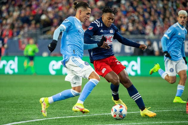 November 30, 2021, Foxborough, Massachusetts, USA: New England Revolution forward DEJUAN JONES 24 defends the ball abasing New York City FC forward JESUS MEDINA 19 during a MLS, Fussball Herren, USA cup playoff game at Gillette Stadium in Foxborough, MA. New York City FC defeats New England Revolution 2-2 (5-3) Penalties Foxborough USA - ZUMAs192 20211130_zap_s192_005 Copyright: xMarkxSmithx