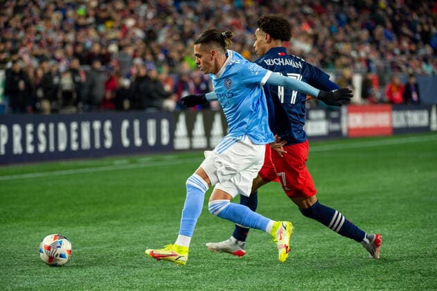 November 30, 2021, Foxborough, Massachusetts, USA: New York City FC forward JESUS MEDINA 19 fights for the ball against New England Revolution forward TAJON BUCHANAN 17 during a MLS, Fussball Herren, USA cup playoff game at Gillette Stadium in Foxborough, MA. New York City FC defeats New England Revolution 2-2 (5-3) Penalties Foxborough USA - ZUMAs192 20211130_zap_s192_010 Copyright: xMarkxSmithx