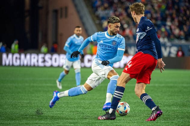 November 30, 2021, Foxborough, Massachusetts, USA: New York City FC midfielder VALENTIN CASTELLANOS 11 runs with the ball defended by New England Revolution defender HENRY KESSLER 4 during a MLS, Fussball Herren, USA cup playoff game at Gillette Stadium in Foxborough, MA. New York City FC defeats New England Revolution 2-2 (5-3) Penalties Foxborough USA - ZUMAs192 20211130_zap_s192_018 Copyright: xMarkxSmithx