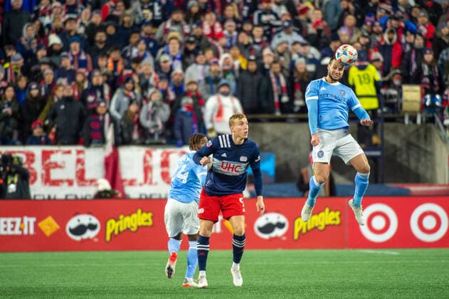 November 30, 2021, Foxborough, Massachusetts, USA: New York City FC defender MAXIME CHANOT 4 heads the ball away from New England Revolution forward ADAM BUKSA 9 during a MLS, Fussball Herren, USA cup playoff game at Gillette Stadium in Foxborough, MA. New York City FC defeats New England Revolution 2-2 (5-3) Penalties Foxborough USA - ZUMAs192 20211130_zap_s192_024 Copyright: xMarkxSmithx