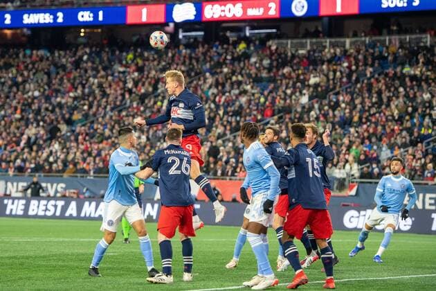 November 30, 2021, Foxborough, Massachusetts, USA: New England Revolution forward ADAM BUKSA 9 jumps to head the ball away during a MLS, Fussball Herren, USA cup playoff game at Gillette Stadium in Foxborough, MA. New York City FC defeats New England Revolution 2-2 (5-3) Penalties Foxborough USA - ZUMAs192 20211130_zap_s192_029 Copyright: xMarkxSmithx