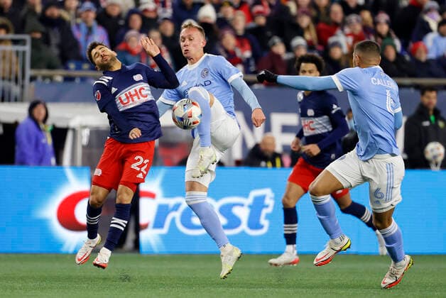FOXBOROUGH, MA - NOVEMBER 30: New York City FC defender Gudmundur Thorarinsson (20) kicks the ball from New England Revolution forward Carles Gil (22) during an Eastern Conference semi-final between the New England Revolution and New York City FC on November 30, 2021, at Gillette Stadium in Foxborough, Massachusetts. (Photo by Fred Kfoury III Icon Sportswire) SOCCER: NOV 30 MLS, Fussball Herren, USA Cup Playoffs - New York City FC at New England Revolution Icon482211130024