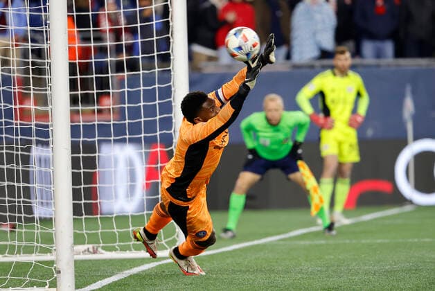 FOXBOROUGH, MA - NOVEMBER 30: New York City FC goalkeeper Sean Johnson (1) just misses a save in penalty kicks during an Eastern Conference semi-final between the New England Revolution and New York City FC on November 30, 2021, at Gillette Stadium in Foxborough, Massachusetts. (Photo by Fred Kfoury III Icon Sportswire) SOCCER: NOV 30 MLS, Fussball Herren, USA Cup Playoffs - New York City FC at New England Revolution Icon482211130028