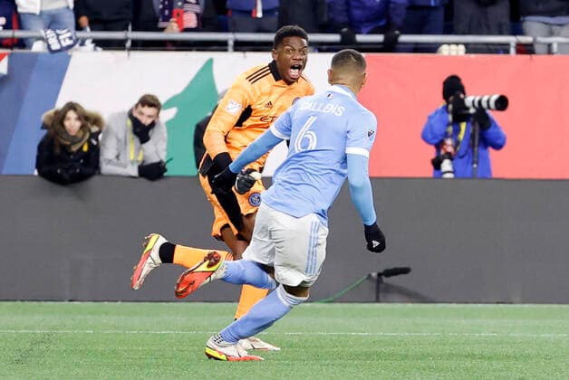 Sport Bilder des Tages FOXBOROUGH, MA - NOVEMBER 30: New York City FC goalkeeper Sean Johnson (1) reacts to the game winning penalty kick from New York City FC defender Alexander Callens (6) during an Eastern Conference semi-final between the New England Revolution and New York City FC on November 30, 2021, at Gillette Stadium in Foxborough, Massachusetts. (Photo by Fred Kfoury III Icon Sportswire) SOCCER: NOV 30 MLS, Fussball Herren, USA Cup Playoffs - New York City FC at New England Revolution Icon482211130029