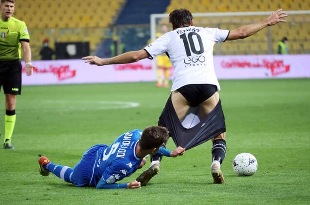 Sport Themen der Woche KW48 Sport Bilder des Tages Photo Michele Nucci LaPresse December 01, 2021 - Parma, Italy soccer Parma Vs. Brescia - Italian Football Championship League BKT 2021 2022 - & x201c;Tardini& x201d; stadium In the pic: Tom Van De Looi (Brescia f.c.) competes for the ball with Franco Vasquez (Parma Calcio 1913)  Copyright: xMichelexNucci LaPressex
