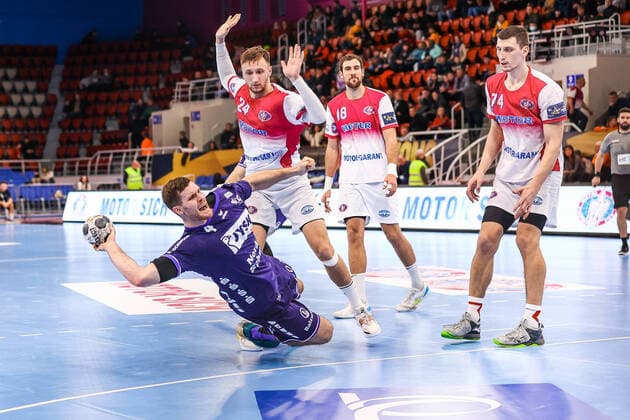 Handball I Herren I Saison 2021 2022 I 9. Spieltag I EHF Champions League I HC Motor Zaporoshye - SG Flensburg-Handewitt I 01.12.2021 Johannes Golla (SG Flensburg-Handewitt 4) setzt sich am Kreis durch. Saporischschja Ukraine Copyright: xLobecax xIngridxAnderson-Jensenx