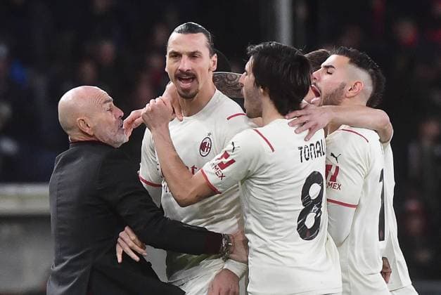 Sport Themen der Woche KW48 Sport Bilder des Tages December 1, 2021, GENOA, ITALY: Milan™s Zlatan Ibrahimovic jubilates with his head coach Stefano Pioli (L) after scoring the 1-0 goal during the Italian Serie A match, Genoa CFC vs Ac Milan at Luigi Ferraris stadium in Genoa, Italy, 01 December 2021..ANSA LUCA ZENNARO GENOA ITALY - ZUMAa110 20211201_zaf_a110_048 Copyright: xLucaxZennarox
