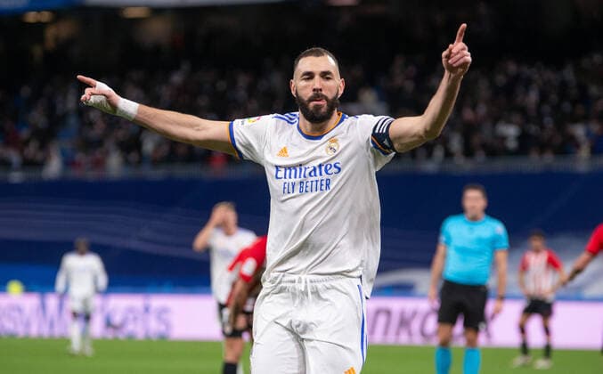 Sport Themen der Woche KW48 Sport Bilder des Tages 1st December 2021; Estadio Santiago Bernabeu, Madrid, Spain; Men s La Liga Santander, Real Madrid CF versus Athletic Club; Karim Benzema celebrates as he scores the first goal for 1-0 for Real Madrid in minute 40  ActionPlus12344300 AgenciaLOF