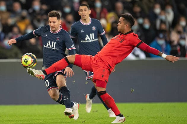 (211202) -- PARIS, Dec. 2, 2021 -- Lionel Messi (L) of Paris Saint Germain vies for the ball during a French Ligue 1 football match between Paris Saint Germain (PSG) and Nice in Paris, France, Dec. 1, 2021. (Photo by Jach Chan Xinhua) (SP)FRANCE-PARIS-FOOTBALL-LEAGUE 1-PSG VS NICE JiexKe¡¤chen 