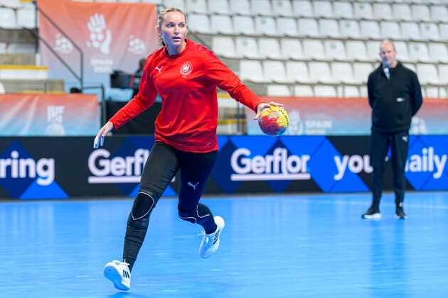 Handball, Frauen: WM, Deutschland, Vorrunde, Gruppe E, Training Silje Brons Petersen (Deutschland TuS Metzingen) Lliria Poliesportiu Pla de L Arc Spanien