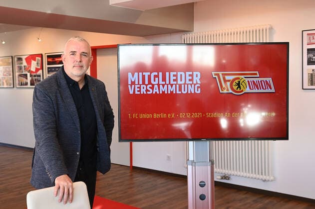 Sport Themen der Woche KW48 Sport Bilder des Tages Fussball, Herren, Saison 2021 2022, 1. Bundesliga, 1. FC Union Berlin, Vorgespräch zur ordentlichen virtuellen Mitgliederversammlung im Stadion An der Alten Försterei, Präsident Dirk Zingler (1. FC Union), 02.12. 2021, *** Football, Men, 2021 2022 season, 1 Bundesliga, 1 FC Union Berlin, Preliminary discussion for the ordinary virtual general meeting at the stadium An der Alten Försterei, President Dirk Zingler 1 FC Union , 02 12 2021, Copyright: xMatthiasxKochx