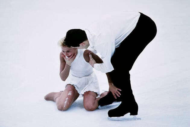 WOETZEL Mendy und STEUER Ingo Team GER Eiskunstlaufen Kür Paare aufgäbe nach Sturz und Verletzung Olympische Winterspiele 1994 in Lillehammer am 15.02.1994 in Lillehammer *** WOETZEL Mendy and STEUER Ingo Team GER Figure Skating Free Skating Pairs give up after fall and injury Olympic Winter Games 1994 in Lillehammer on 15 02 1994 in Lillehammer