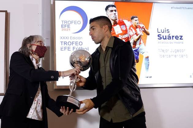 Uruguayan Atletico Madrid s striker Luis Suarez (R) receives from hands of Efe News Agency s president Gabriela Canas (L) the Efe Agency Trophy to the best Ibero-American player during an act held in Madrid, Spain on 02 December 2021. Efe Agency Trophy to the best Ibero-American player !ACHTUNG: NUR REDAKTIONELLE NUTZUNG!  Copyright: xChemaxMoyax GRAF7130 20211202-b3e6a3255cc308e6a77456c64df2d5f8e0b78df7