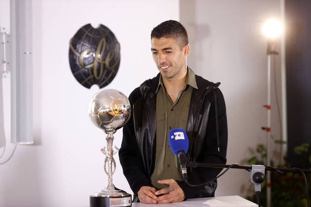 Sport Themen der Woche KW48 Sport Bilder des Tages Uruguayan Atletico Madrid s striker Luis Suarez poses with the Efe Agency Trophy to the best Ibero-American player during an act held in Madrid, Spain on 02 December 2021. Efe Agency Trophy to the best Ibero-American player !ACHTUNG: NUR REDAKTIONELLE NUTZUNG!  Copyright: xChemaxMoyax GRAF7134 20211202-84bcbf507585cc1edf22cfd05f0ea29b4c96f66c