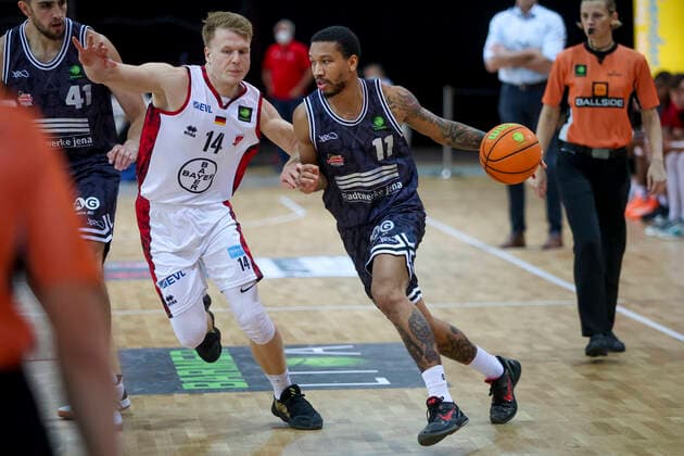 01.12.2021, Leverkusen, Germany, Ostermann Arena, Pro A: Bayer Giants Leverkusen vs. Medipolis SC Jena 01.12.2021 - , Luis Elias Figge (Bayer Giants Leverkusen) und Rayshawn Laron Simmons (Medipolis SC Jena) im Zweikampf (Foto Sendlak EU-Images) Leverkusen Ostermann Arena Germany
