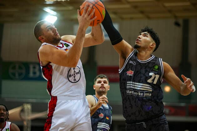 01.12.2021, Leverkusen, Germany, Ostermann Arena, Pro A: Bayer Giants Leverkusen vs. Medipolis SC Jena 01.12.2021 - , Dennis Heinzmann (Bayer Giants Leverkusen) und Rafael Alberton Rodrigues (Medipolis SC Jena) im Zweikampf (Foto Sendlak EU-Images) Leverkusen Ostermann Arena Germany