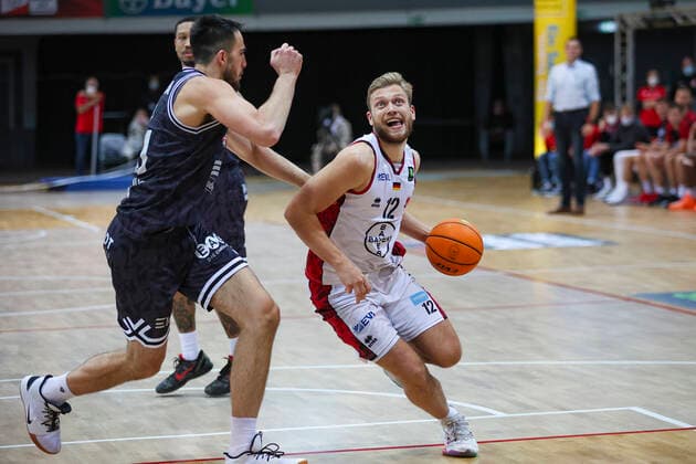 01.12.2021, Leverkusen, Germany, Ostermann Arena, Pro A: Bayer Giants Leverkusen vs. Medipolis SC Jena 01.12.2021 - , Melvin Jostmann (Bayer Giants Leverkusen) im Zweikampf (Foto Sendlak EU-Images) Leverkusen Ostermann Arena Germany