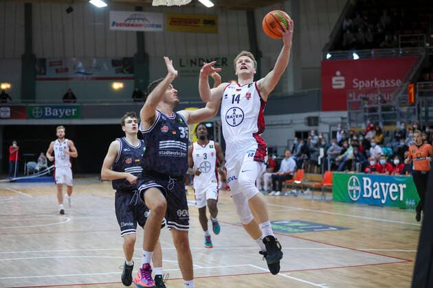 01.12.2021, Leverkusen, Germany, Ostermann Arena, Pro A: Bayer Giants Leverkusen vs. Medipolis SC Jena 01.12.2021 - , Luis Elias Figge (Bayer Giants Leverkusen) und Stephan Haukohl (Medipolis SC Jena) im Zweikampf (Foto Sendlak EU-Images) Leverkusen Ostermann Arena Germany