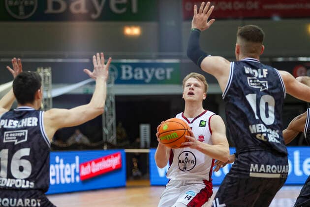 01.12.2021, Leverkusen, Germany, Ostermann Arena, Pro A: Bayer Giants Leverkusen vs. Medipolis SC Jena 01.12.2021 - , Luis Elias Figge (Bayer Giants Leverkusen) im Angriff (Foto Sendlak EU-Images) Leverkusen Ostermann Arena Germany