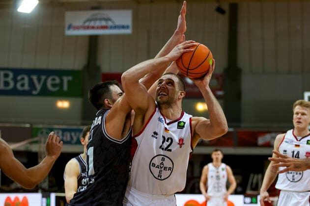 01.12.2021, Leverkusen, Germany, Ostermann Arena, Pro A: Bayer Giants Leverkusen vs. Medipolis SC Jena 01.12.2021 - , Dennis Heinzmann (Bayer Giants Leverkusen) und Alexander James Herrera (Medipolis SC Jena) im Zweikampf (Foto Sendlak EU-Images) Leverkusen Ostermann Arena Germany