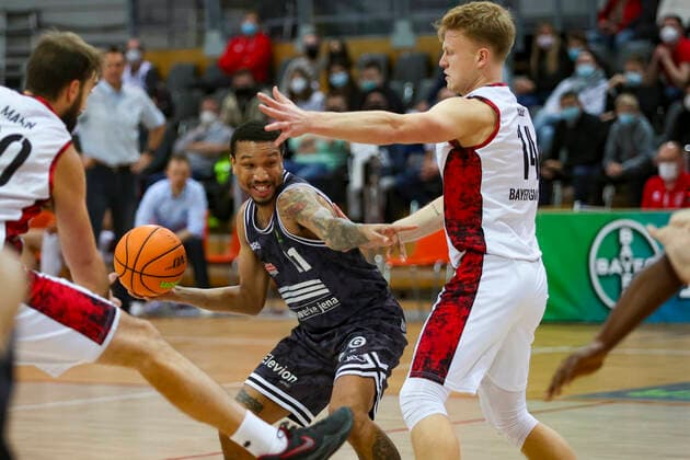 01.12.2021, Leverkusen, Germany, Ostermann Arena, Pro A: Bayer Giants Leverkusen vs. Medipolis SC Jena 01.12.2021 - , Rayshawn Laron Simmons (Medipolis SC Jena) und Luis Elias Figge (Bayer Giants Leverkusen) im Zweikampf (Foto Sendlak EU-Images) Leverkusen Ostermann Arena Germany