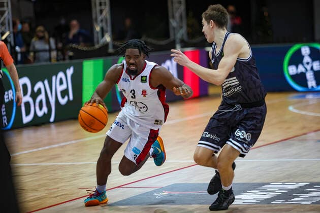 01.12.2021, Leverkusen, Germany, Ostermann Arena, Pro A: Bayer Giants Leverkusen vs. Medipolis SC Jena 01.12.2021 - , Quentin Goodin (Bayer Giants Leverkusen) im Zweikampf (Foto Sendlak EU-Images) Leverkusen Ostermann Arena Germany
