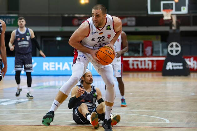 01.12.2021, Leverkusen, Germany, Ostermann Arena, Pro A: Bayer Giants Leverkusen vs. Medipolis SC Jena 01.12.2021 - , Dennis Heinzmann (Bayer Giants Leverkusen) und Nico Brauner (Medipolis SC Jena) im Zweikampf (Foto Sendlak EU-Images) Leverkusen Ostermann Arena Germany