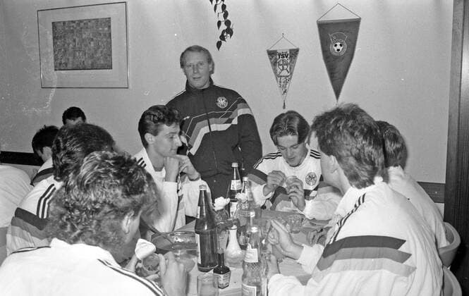 17.04.89 U18 Deutschland Deutschland, Ostfildern, 17.04.1989, Fussball, Lehrgang Sportschule Ruit U18 DFB Deutschland: v.l. Jürgen Kramny, Berti Vogts. *** 17 04 89 U18 Germany Germany, Ostfildern, 17 04 1989, Football, Course Sportschule Ruit U18 DFB Germany f l Jürgen Kramny, Berti Vogts