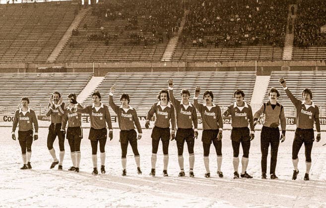 Han96 Mannschaft. Aus 2. BL Hannover 96 gegen Tennis Borussia Berlin 1-0 am 18.02.1978. V.li.: Stiller Damjanoff Wunder Milewski Winskowsky Pagelsdorf Kinkeldey Lüttges TW Hillmann und Kpt. Anders *** Han96 team from 2 BL Hannover 96 against Tennis Borussia Berlin 1 0 on 18 02 1978 V li Stiller Damjanoff Wunder Milewski Winskowsky Pagelsdorf Kinkeldey Lüttges TW Hillmann and Kpt Anders