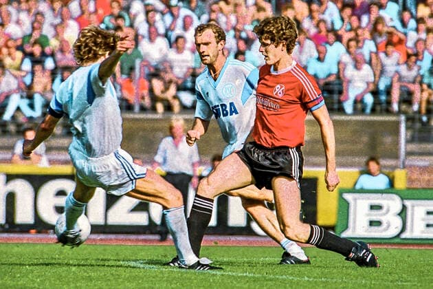 Aus 1. BL Saison 1987 88 Hannover 96 - Karlsruher SC 3:2 am 22.08.1987 im Niedersachsenstadion in Hannover . Im Foto: Han96 Spieler ist re. Bastian Hellberg *** From 1 BL season 1987 88 Hannover 96 Karlsruher SC 3 2 on 22 08 1987 in the Niedersachsenstadion in Hannover In the photo Han96 player is re Bastian Hellberg