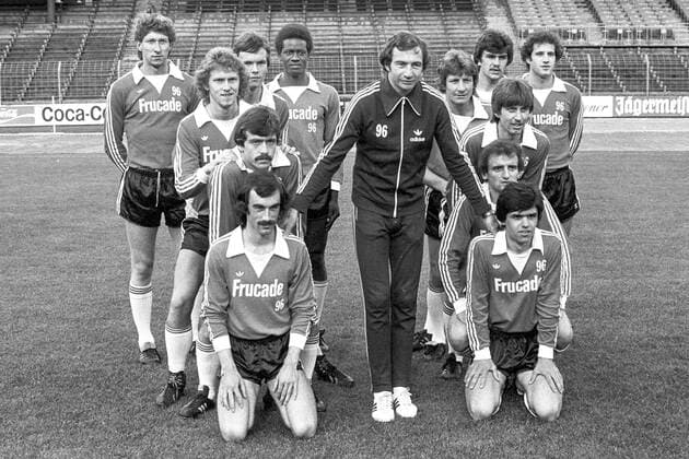 Hannover 96 Trainer Toni Burghardt mit neue Spieler in der 2. Liga Nord Saison 1978-79 am 13.07.1978. V.li.: Schatzschneider Pyka Stoffregen Volkmer Gräßel Sagna Trainer Burghardt Deterding Kathmann Rieländer Scholz Tsakliotis und Kornacker *** Hannover 96 coach Toni Burghardt with new players in the 2 Liga North season 1978 79 on 13 07 1978 V li Schatzschneider Pyka Stoffregen Volkmer Gräßel Sagna coach Burghardt Deterding Kathmann Rieländer Scholz Tsakliotis and Kornacker
