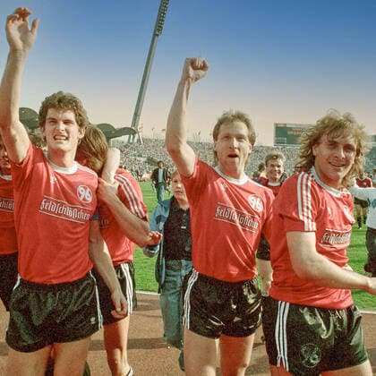 Gewonnen. Han96 Spieler vorn v.li.: Bastian Hellberg Andreas Möller und Peter Hobday. Aus 1. BL Saison 1987-1988 Hannover 96 (Rot) gegen Bayern München 2:1 am 16.04.1988 im Niedersachsenstadion. *** Won Han96 player in front from left Bastian Hellberg Andreas Möller and Peter Hobday from 1 BL season 1987 1988 Hannover 96 red against Bayern München 2 1 on 16 04 1988 in Niedersachsenstadion