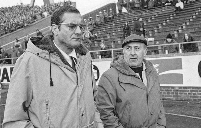 Aus 1. BL Hannover 96 gegen Eintracht Braunschweig 2-1 am 25.11.1972. Eintr. BS Trainer Otto Knefler li. und Han96 Trainer Hans Hipp vorm Spiel. *** From 1 BL Hannover 96 against Eintracht Braunschweig 2 1 on 25 11 1972 Eintr BS coach Otto Knefler left and Han96 coach Hans Hipp before the match