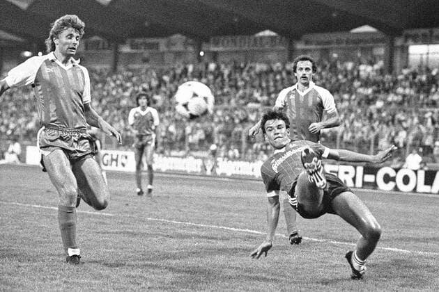 Aus. 2. BL Saison 1984 1985 Hannover 96 gegen den SC Freiburg 0:0 am 28.08.1984 im Niedersachsenstadion. Im Foto: Am Ball Han96 Spieler Maximilian Heidenreich. *** From 2 BL season 1984 1985 Hannover 96 against SC Freiburg 0 0 on 28 08 1984 in the Niedersachsenstadion In the photo On the ball Han96 player Maximilian Heidenreich