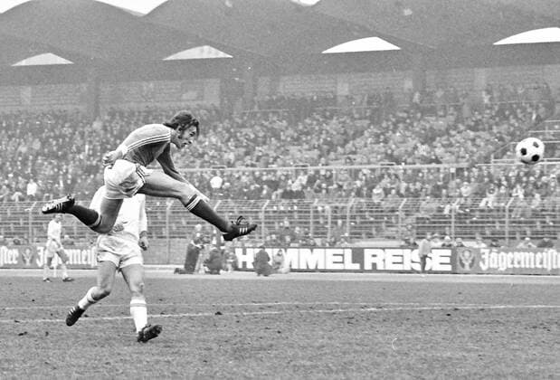 Aus 1. BL Saison 1975 76 Hannover 96 (dunles Trikot) - VfL Bochum 4:1 am 13.03.1976 im Niedersachsenstadion. Im Foto: Han96 Spieler Rolf Kaemmer *** From 1 BL season 1975 76 Hannover 96 dark shirt VfL Bochum 4 1 on 13 03 1976 in the Niedersachsenstadion In the photo Han96 player Rolf Kaemmer