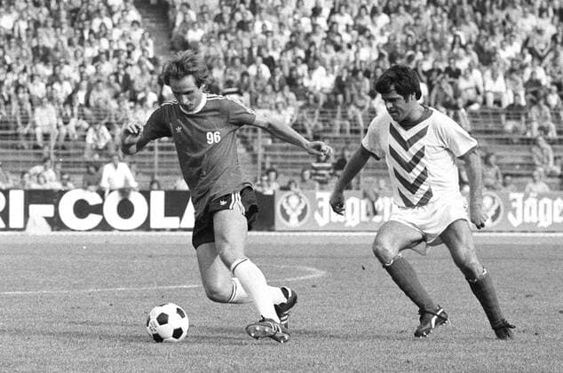 Paul Holz von Hannover 96. Aus Hannover 96 gegen Rot Weiss Essen 0-0 am 06.09.1975. *** Paul Holz of Hannover 96 From Hannover 96 against Rot Weiss Essen 0 0 on 06 09 1975