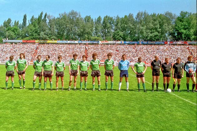 Aus 2. BL Saison 1984 1985 KSV Hessen Kassel (Rot) gegen Hannover 96 2:2 am 02.06.1985 im Auestadion. Im Foto: Mannschaft von Han96 v.li:. Karsten Surmann_Frank Hartmann_Fred Schaub_Franz Gerber_Martin Giesel_Miroslav Vjetrovic_Michael Gue_Uwe Ronge_Bastian Hellberg_TW Ralf Raps sowie Kpt. Bernd Thiele - Schiri Rüdiger Wuttke mit Assi - re. KSV TW und Kpt. Hans Wulf. *** From 2 BL season 1984 1985 KSV Hessen Kassel red against Hannover 96 2 2 on 02 06 1985 in the Auestadion In the photo team of Han96 from left Karsten Surmann Frank Hartmann Fred Schaub Franz Gerber Martin Giesel Miroslav Vjetrovic Michael Gue Uwe Ronge Bastian Hellberg TW Ralf Raps as well as Kpt Bernd Thiele referee Rüdiger Wuttke with Assi right KSV TW and Kpt Hans Wulf
