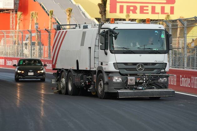 Formel 1 Großer Preis von Saudi-Arabien 02.12.2021, Jeddah Corniche Circuit, Dschidda, Formel 1 Großer Preis von Saudi-Arabien ,im Bild Die Strecke wird mit einem Spezialfahrzeug gereinigt.